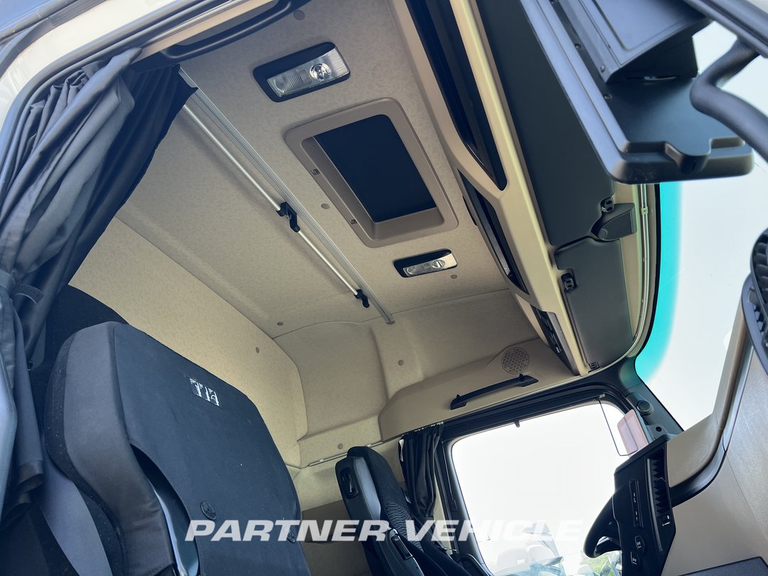 frontLeft : Mercedes Actros 1845 Tractor