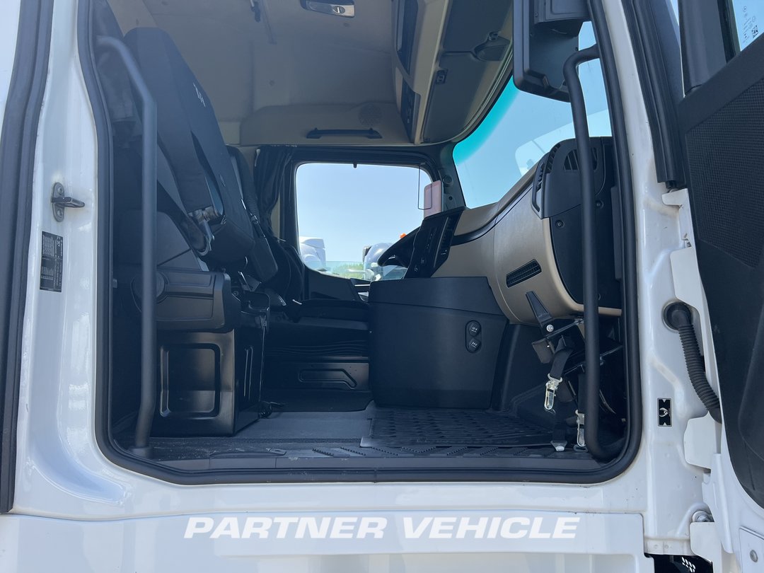 frontLeft : Mercedes Actros 1845 Tractor