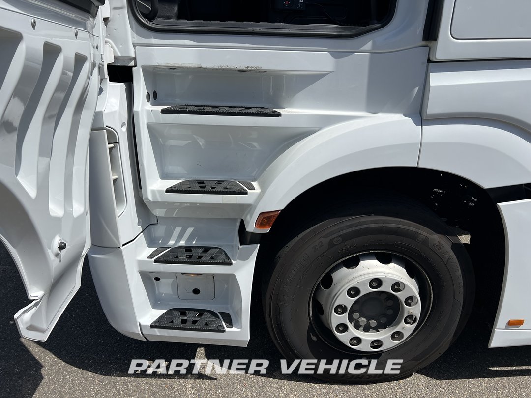 frontLeft : Mercedes Actros 1845 Tractor