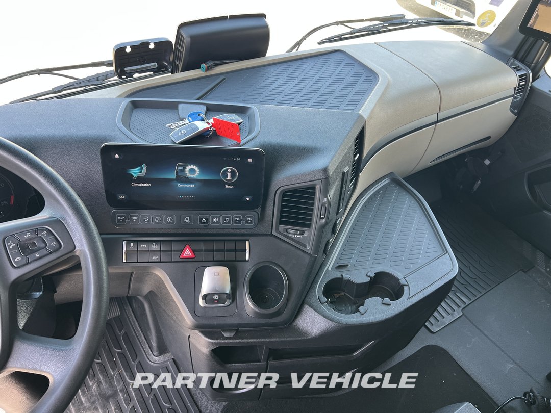 frontLeft : Mercedes Actros 1845 Tractor