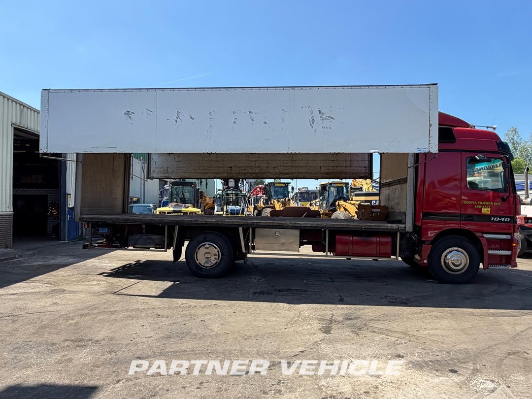 frontLeft : Mercedes Actros 1840 Kapell
