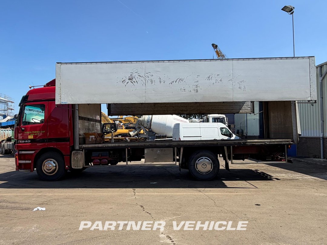 frontLeft : Mercedes Actros 1840 Kapell