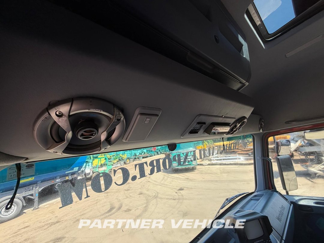 frontLeft : Mercedes Actros 1840 Kapell