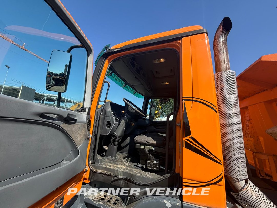 frontLeft : Mercedes Actros 2641 شاحنة قلاب