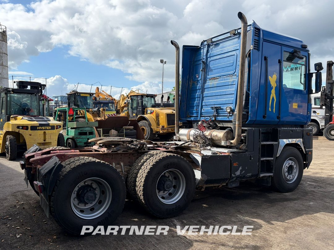 frontLeft : Renault Magnum 500 Влекач