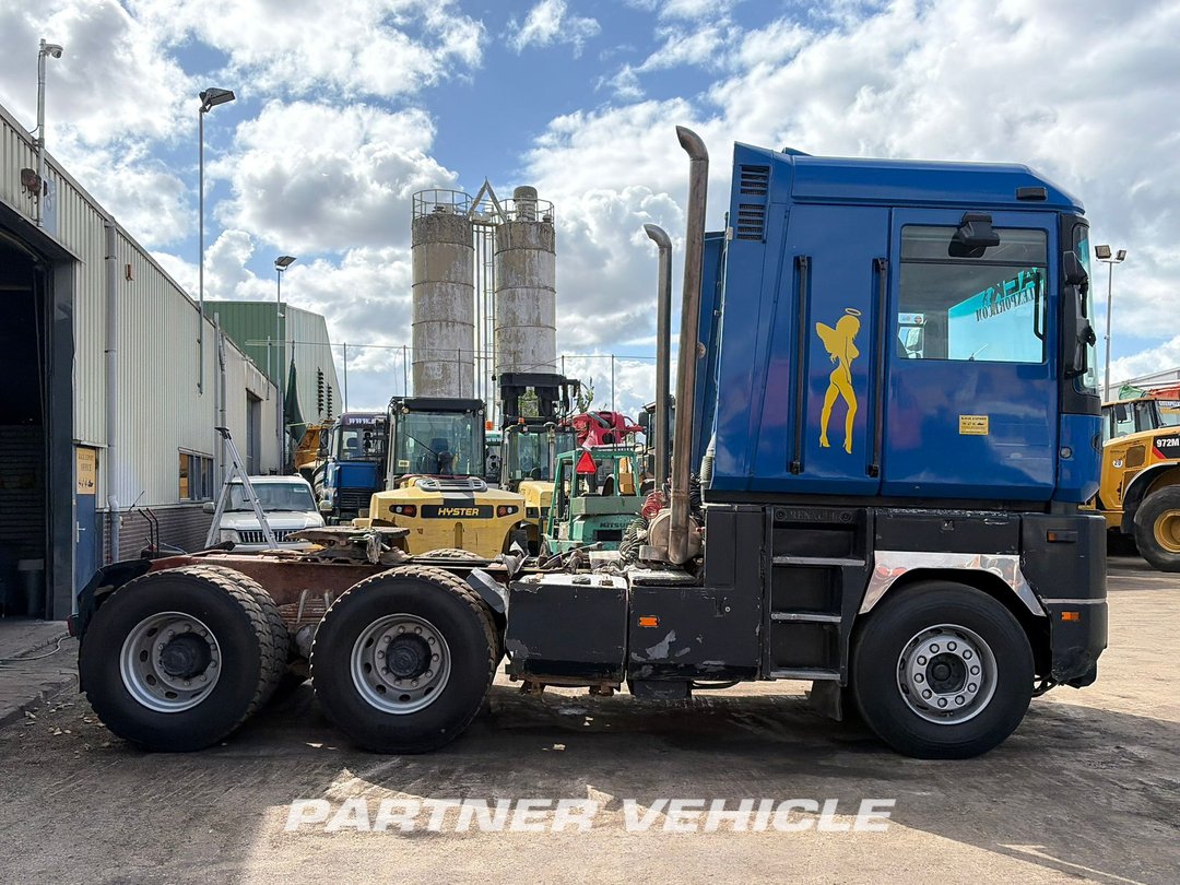 frontLeft : Renault Magnum 500 Влекач