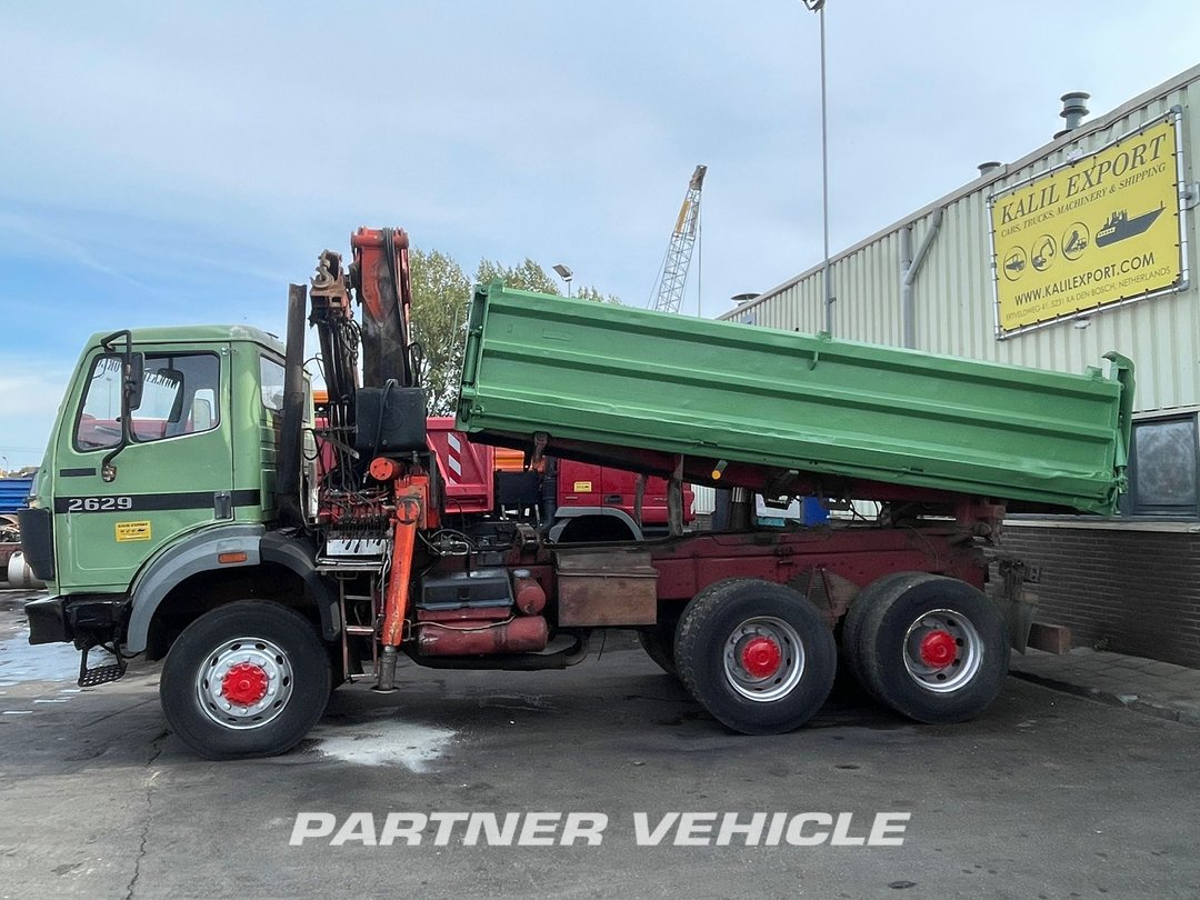 frontLeft : Mercedes 2629 Camion Benne