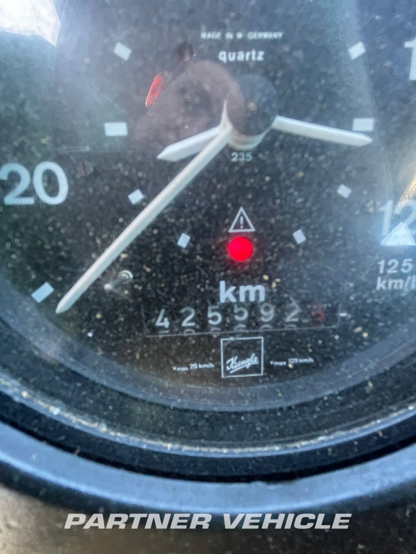 frontLeft : Mercedes 2629 Camion Benne