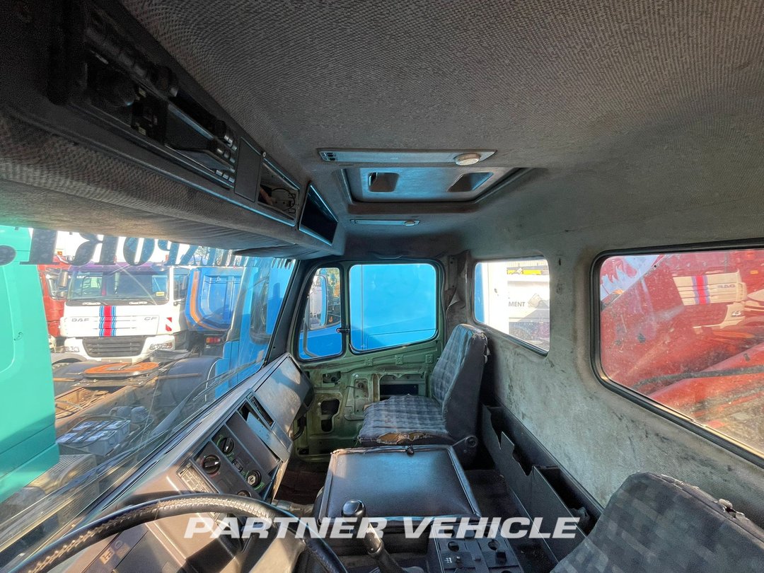 frontLeft : Mercedes 2629 Camion Benne