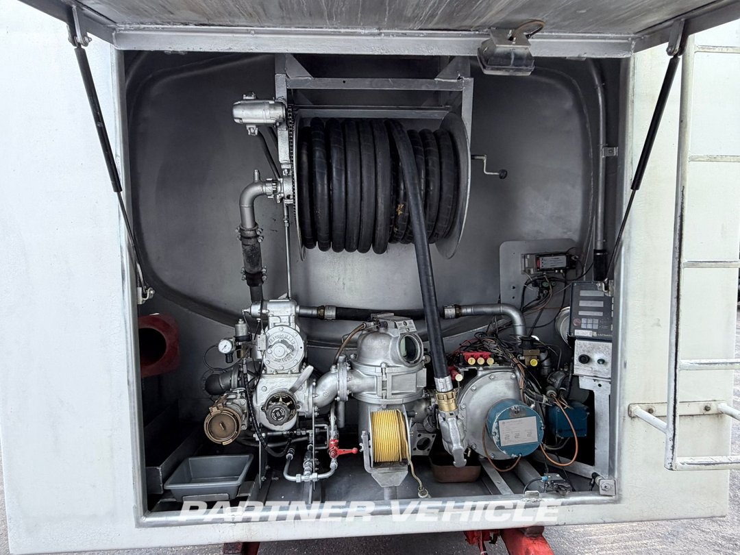 frontLeft : Mercedes SK 1824 Säiliö kuorma-auto
