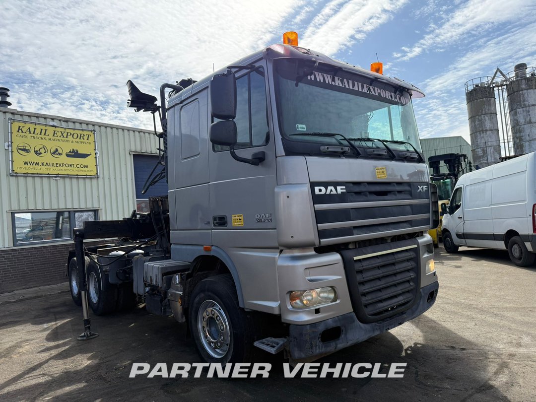 frontLeft : DAF XF105.510 شاحنة نقل الأخشاب