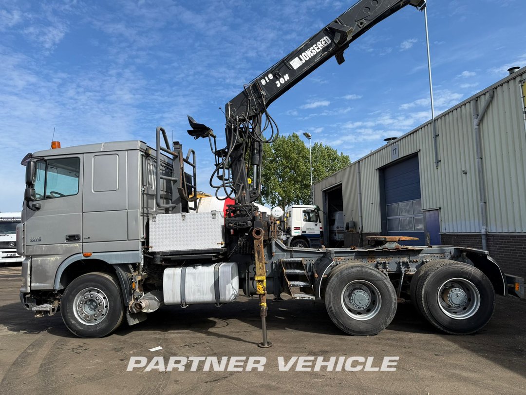 frontLeft : DAF XF105.510 شاحنة نقل الأخشاب