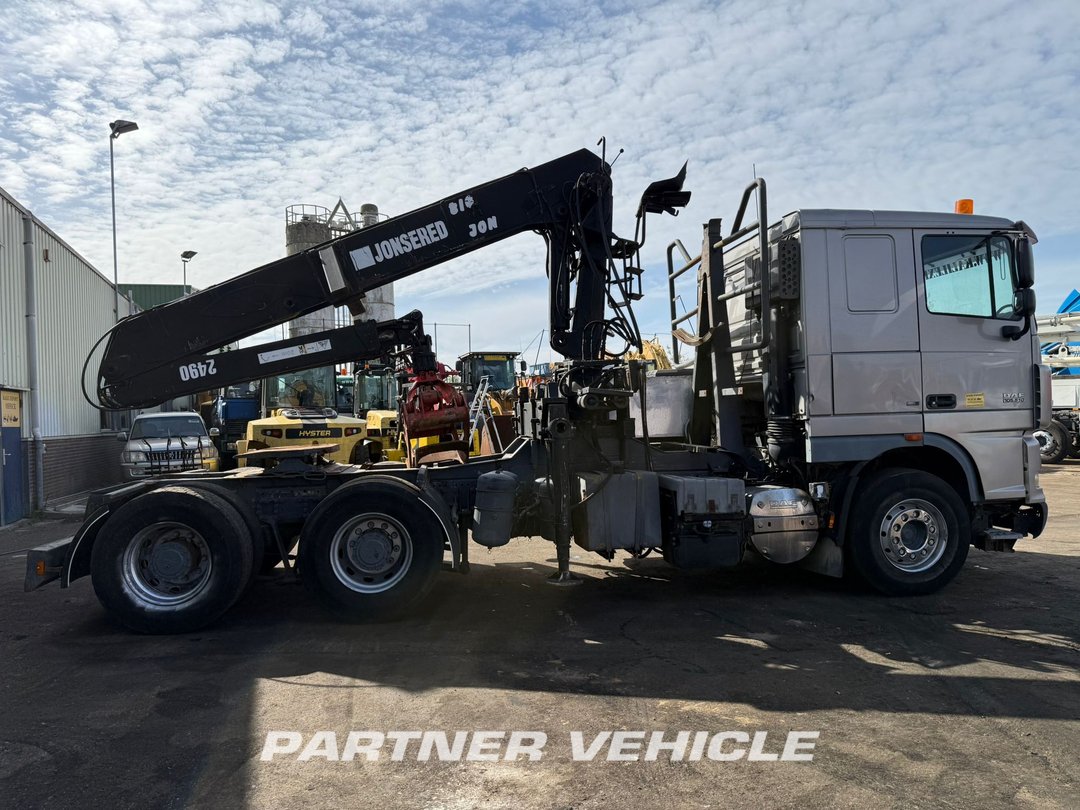 frontLeft : DAF XF105.510 شاحنة نقل الأخشاب