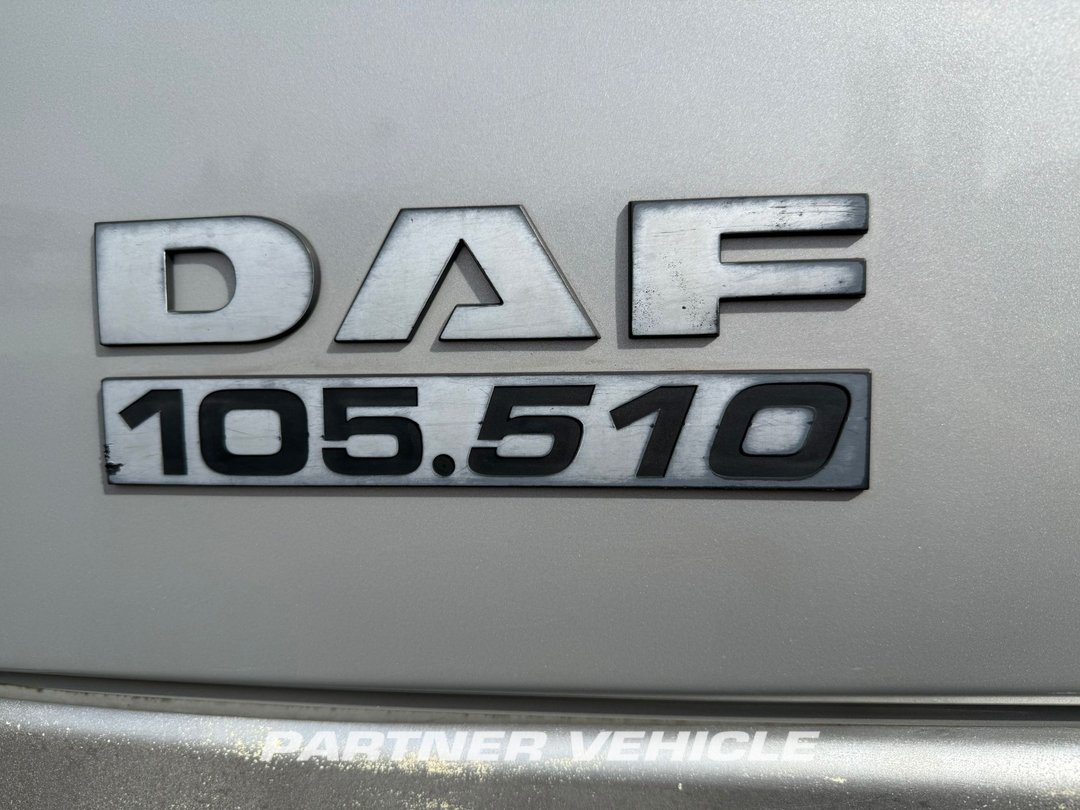 frontLeft : DAF XF105.510 شاحنة نقل الأخشاب
