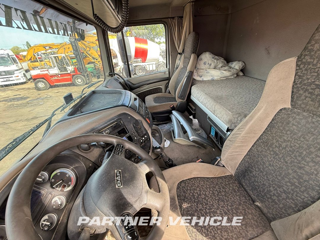 frontLeft : DAF XF105.510 شاحنة نقل الأخشاب