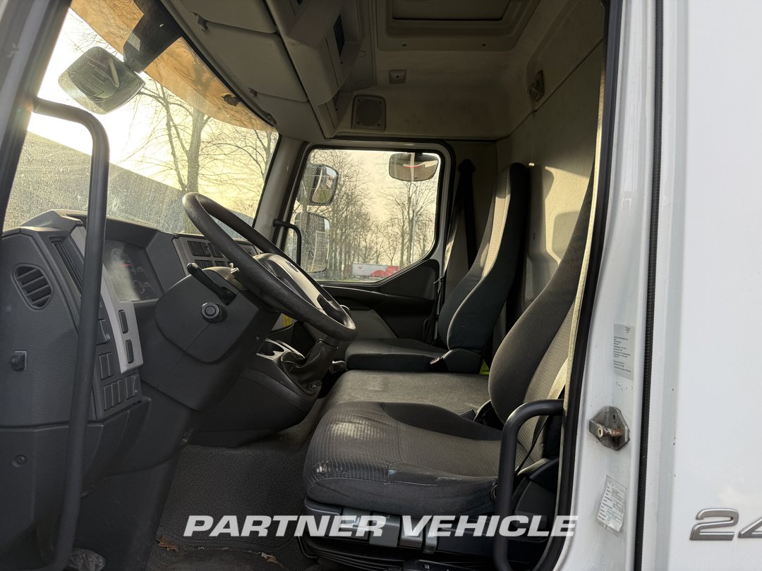 frontLeft : Volvo FL 12 Køle lastbil