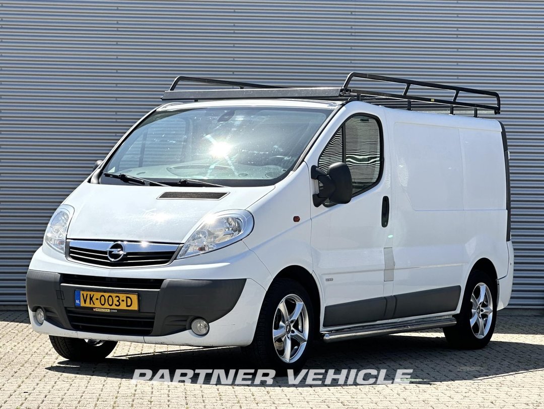 frontLeft : Opel Vivaro 90PK Suljettu pakettiauto