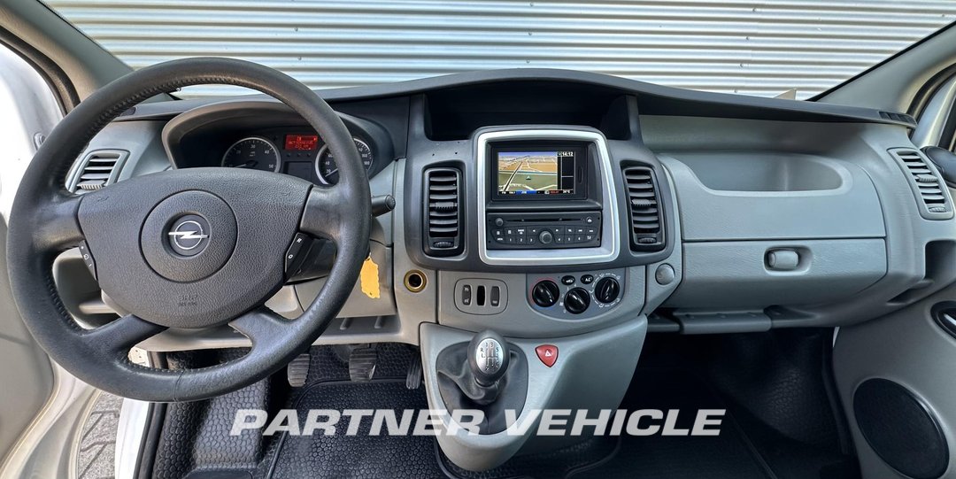 frontLeft : Opel Vivaro 90PK Suljettu pakettiauto