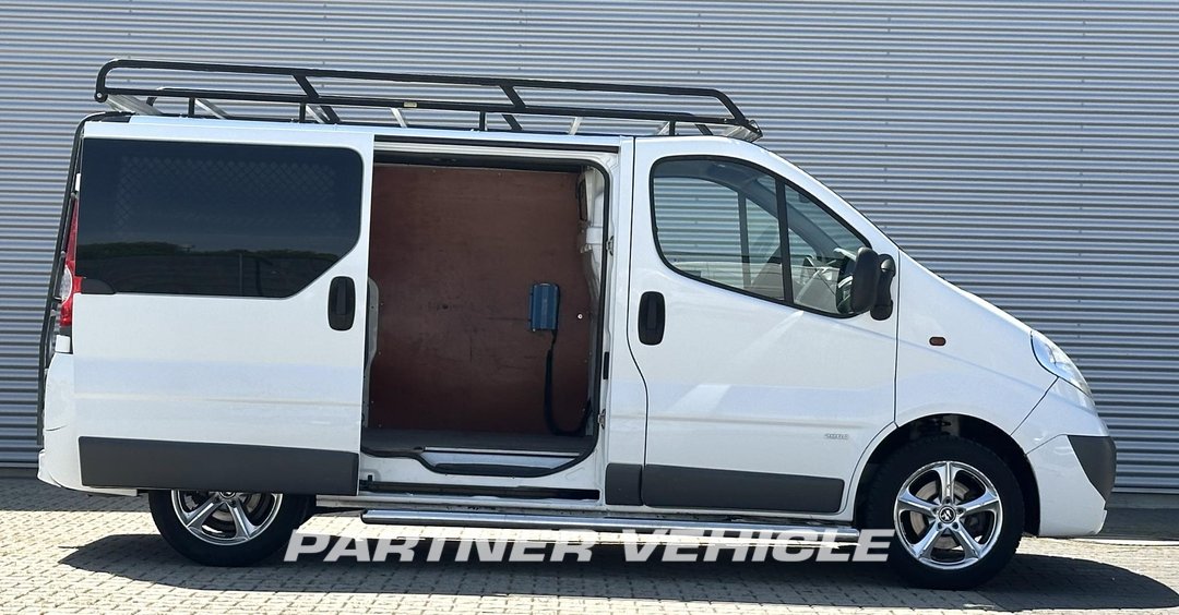 frontLeft : Opel Vivaro 90PK Suljettu pakettiauto