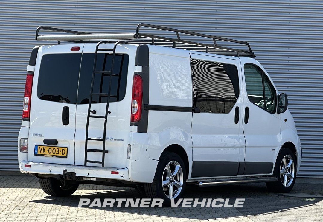 frontLeft : Opel Vivaro 90PK Suljettu pakettiauto