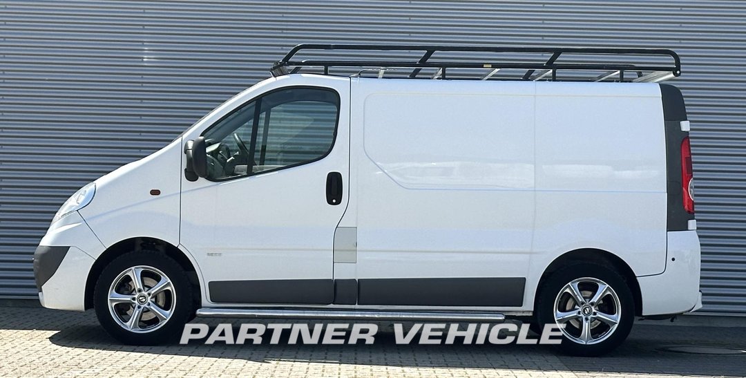 frontLeft : Opel Vivaro 90PK Suljettu pakettiauto
