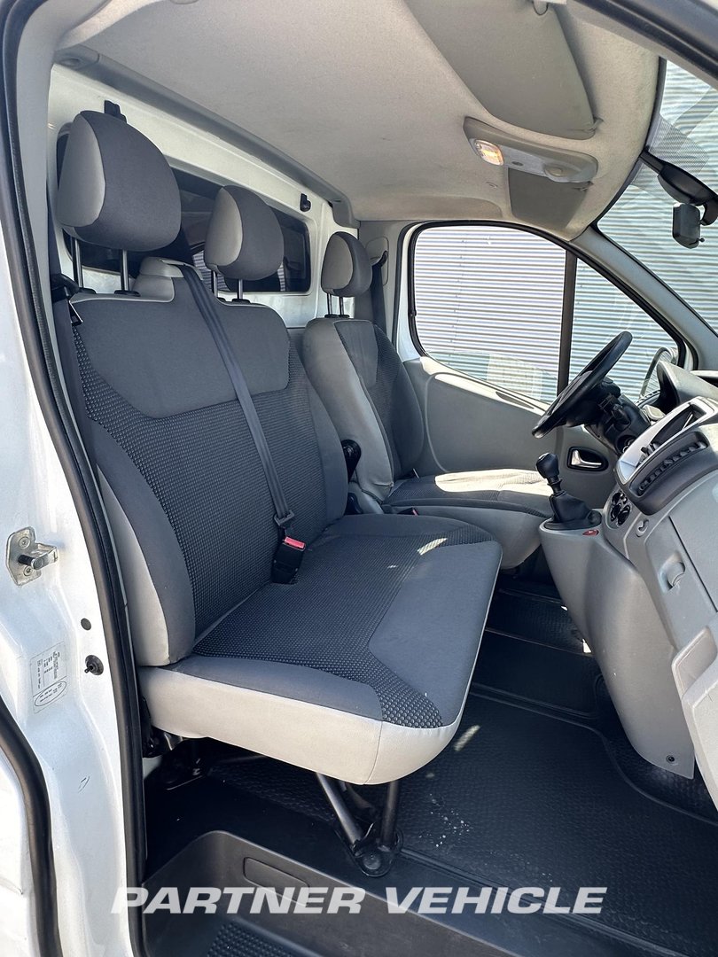 frontLeft : Opel Vivaro 90PK Suljettu pakettiauto