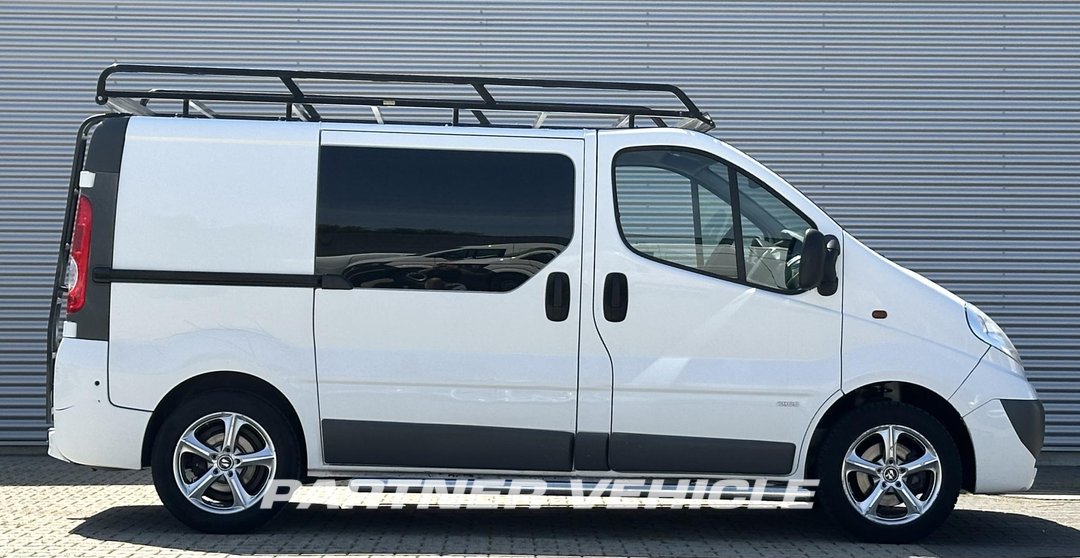 frontLeft : Opel Vivaro 90PK Suljettu pakettiauto