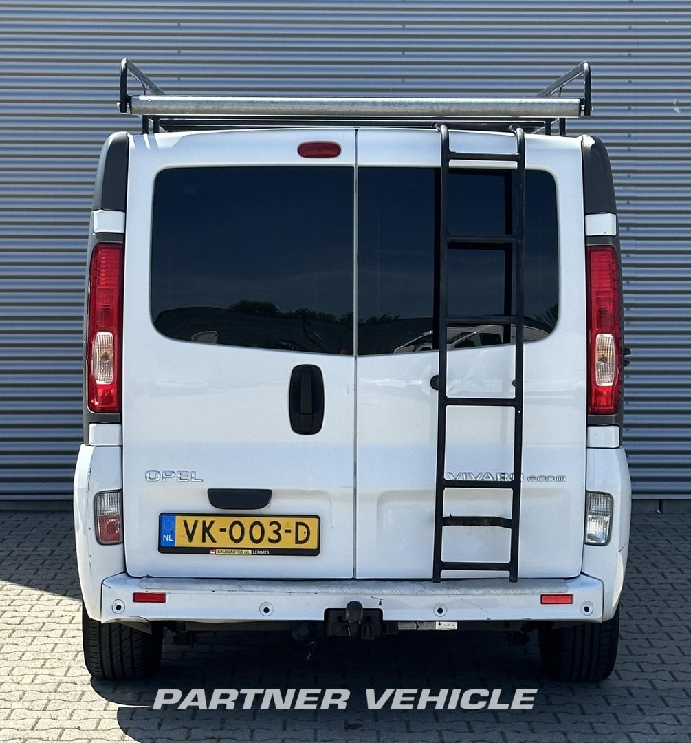frontLeft : Opel Vivaro 90PK Suljettu pakettiauto