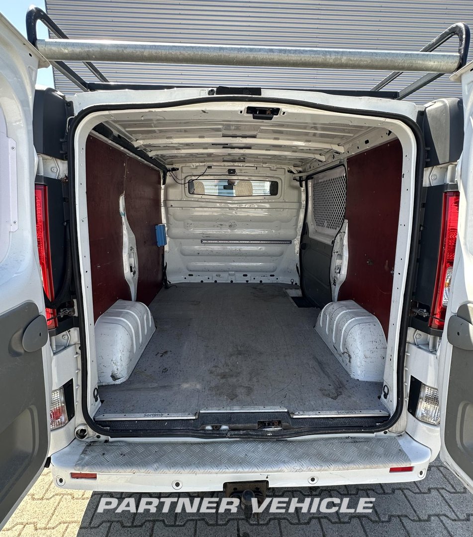 frontLeft : Opel Vivaro 90PK Suljettu pakettiauto