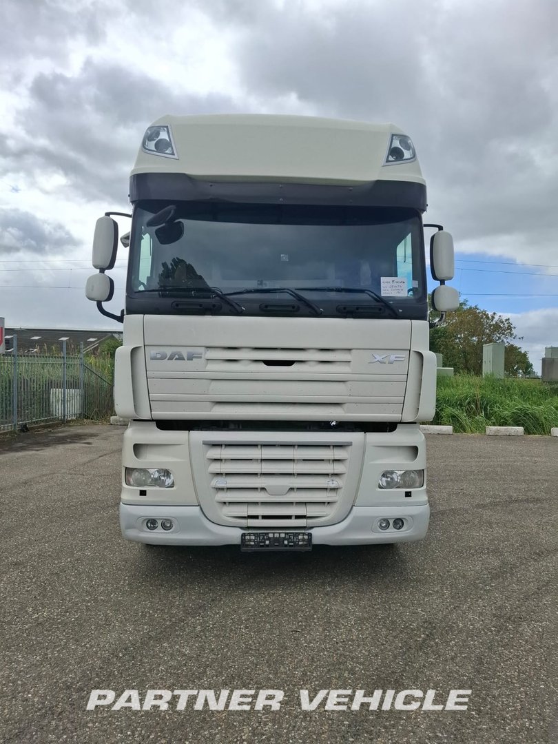 frontLeft : DAF XF105.460 Dragbil