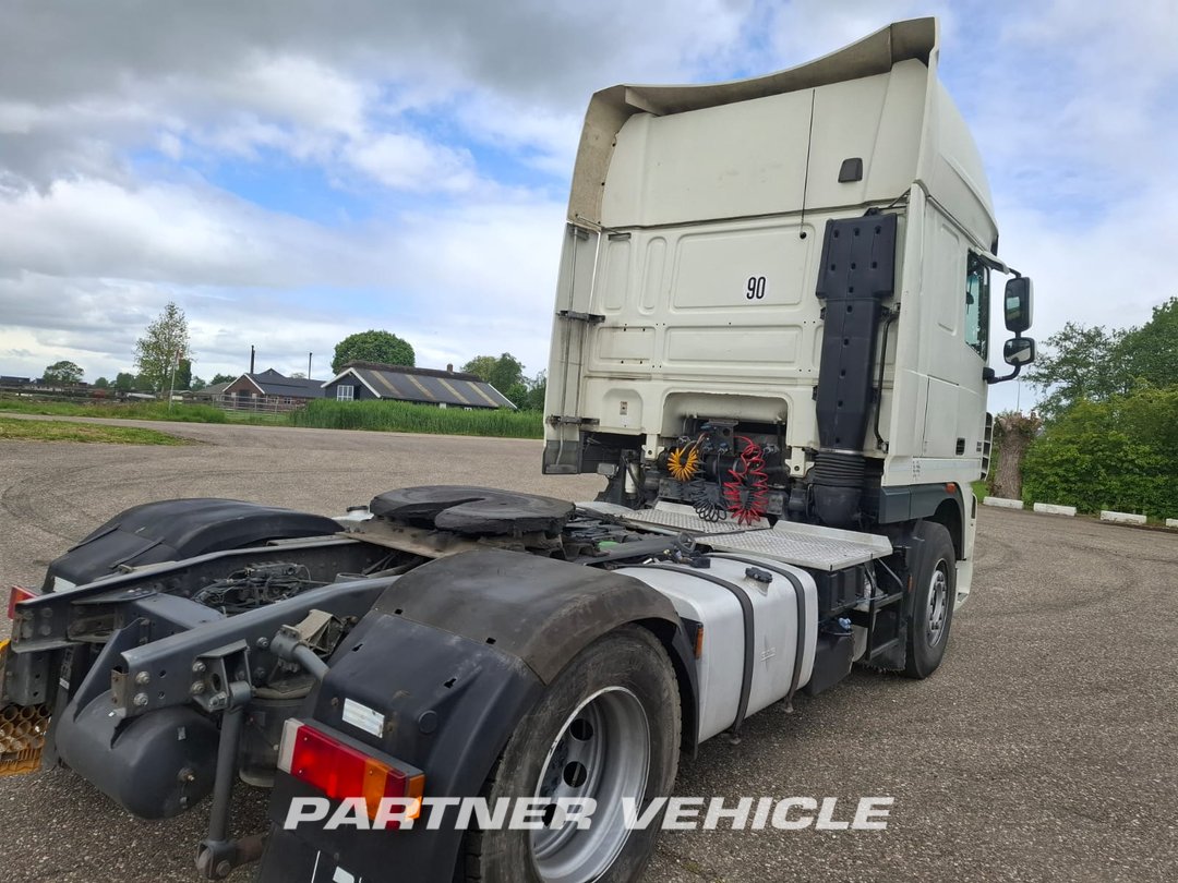 frontLeft : DAF XF105.460 Dragbil