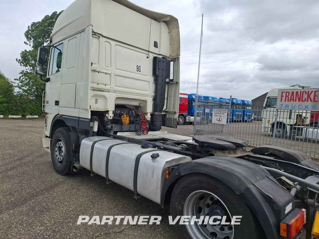 frontLeft : DAF XF105.460 Dragbil
