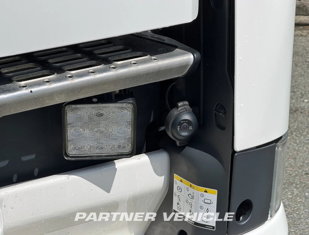 frontLeft : Volvo FM 410 Cap tractor