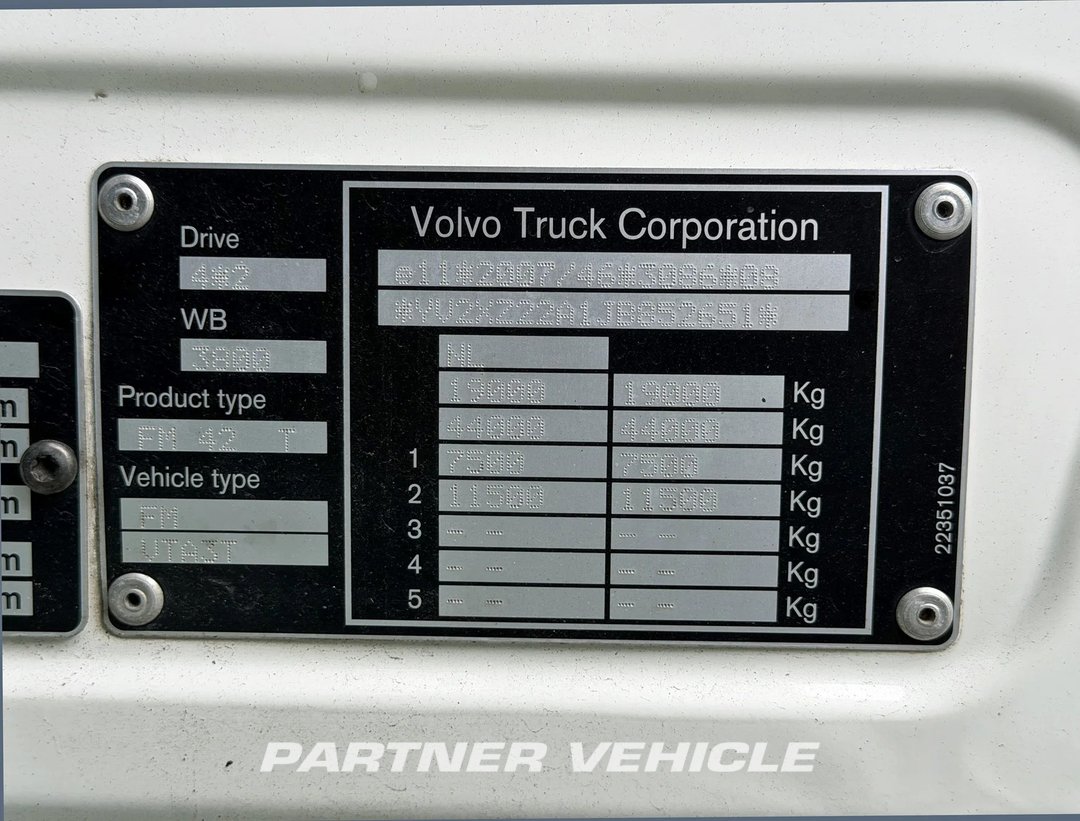 frontLeft : Volvo FM 410 Cap tractor