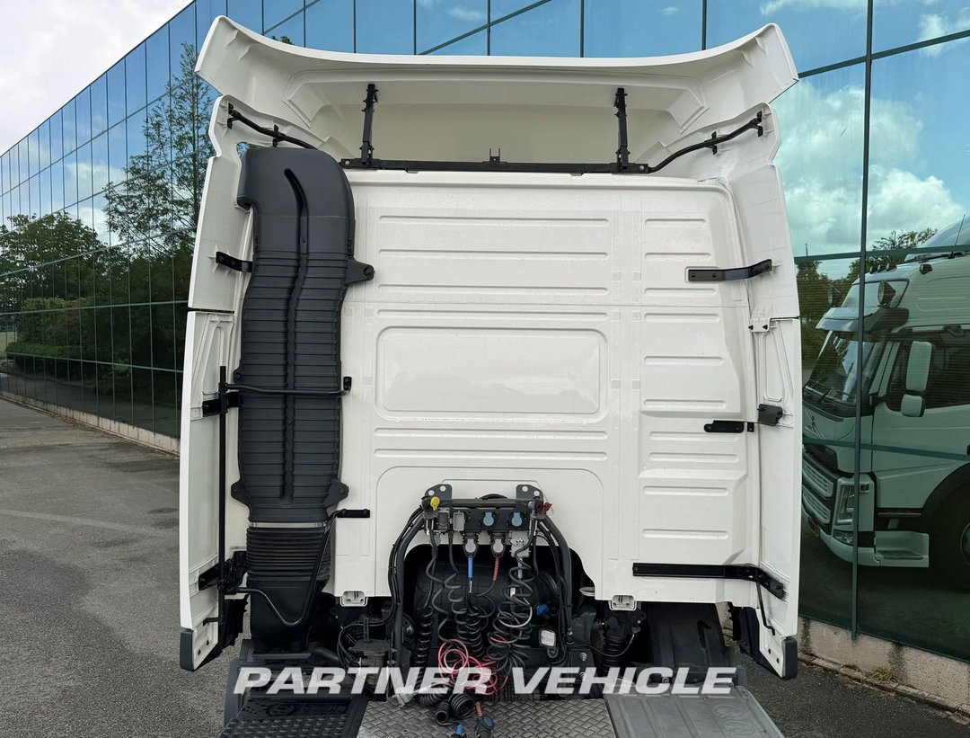 frontLeft : Volvo FM 410 Cap tractor
