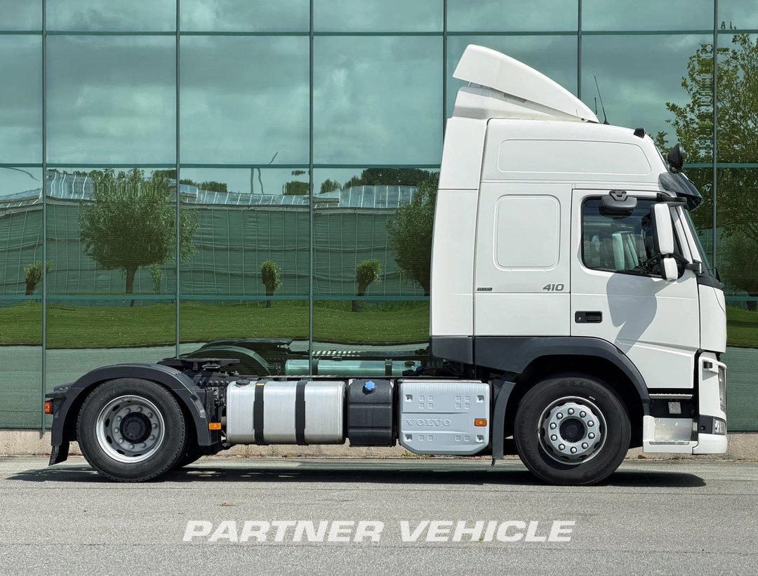 frontLeft : Volvo FM 410 Cap tractor