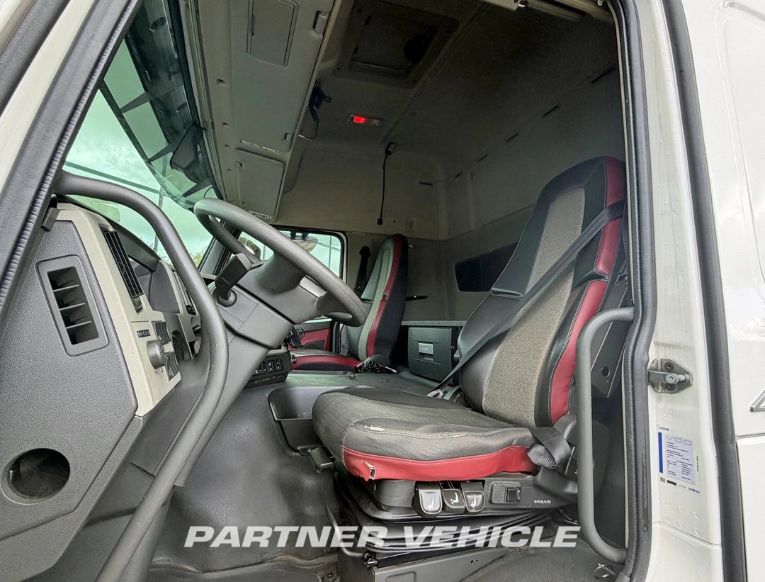 frontLeft : Volvo FM 410 Cap tractor