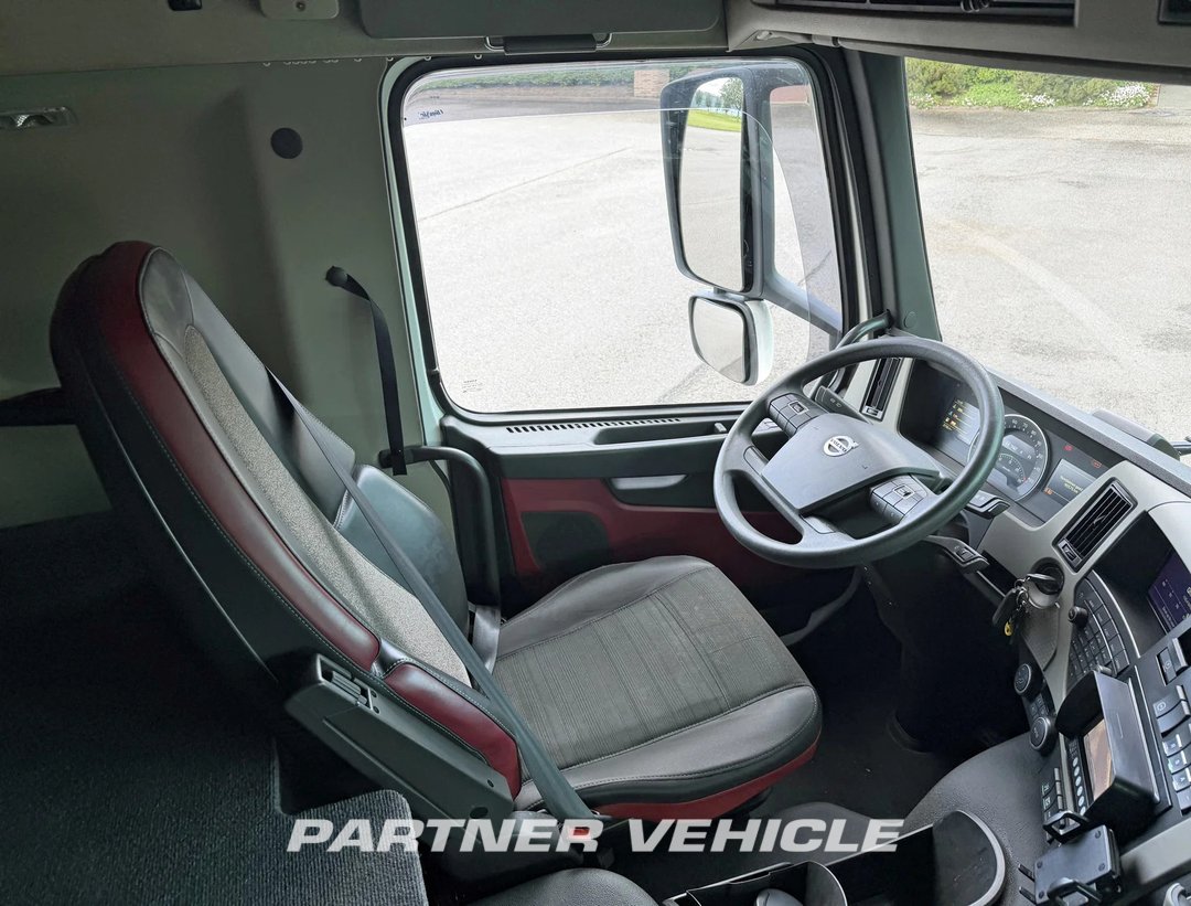 frontLeft : Volvo FM 410 Cap tractor