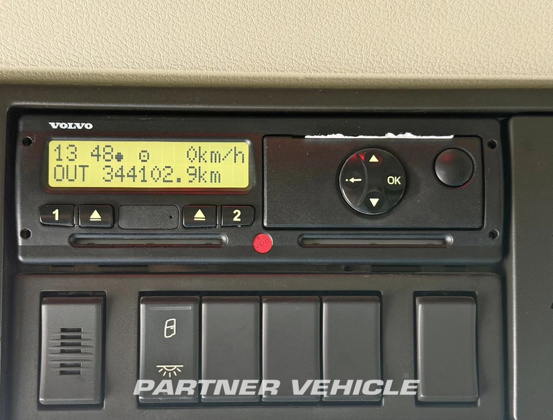 frontLeft : Volvo FM 410 Cap tractor