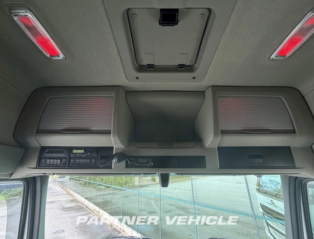 frontLeft : Volvo FM 410 Cap tractor