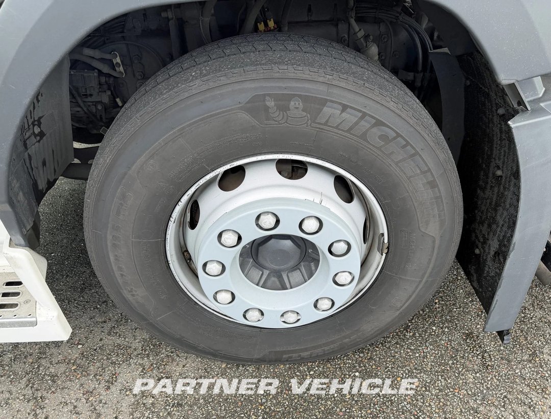 frontLeft : Volvo FM 410 Cap tractor