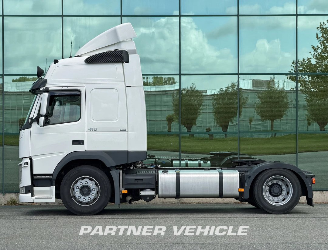 frontLeft : Volvo FM 410 Cap tractor