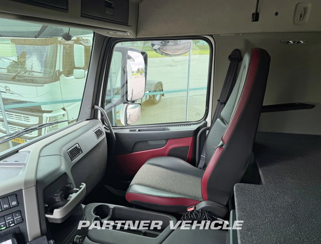 frontLeft : Volvo FM 410 Cap tractor