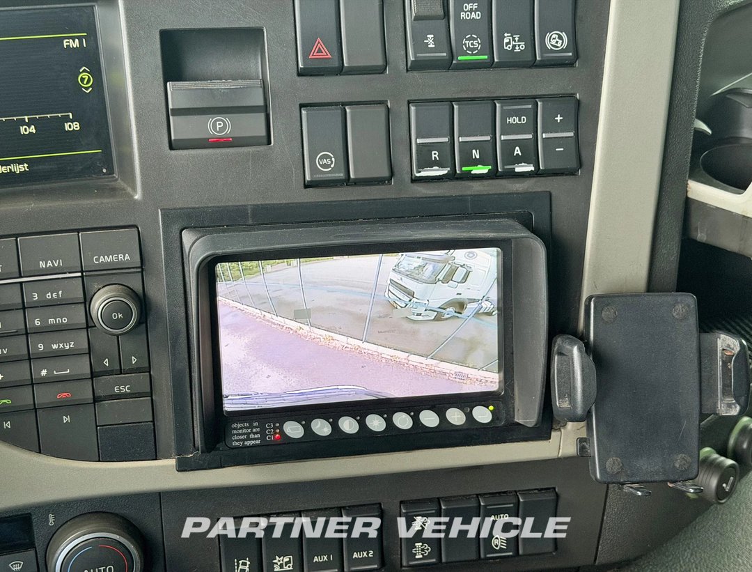 frontLeft : Volvo FM 410 Cap tractor