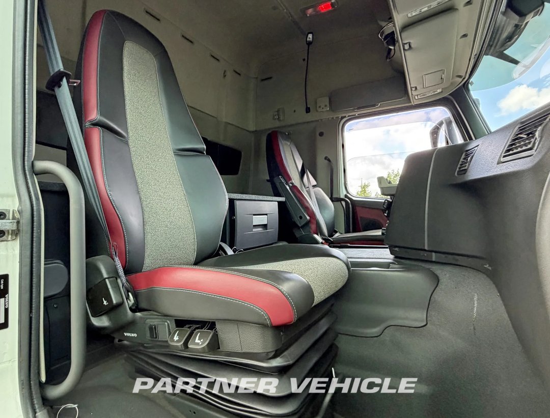 frontLeft : Volvo FM 410 Cap tractor