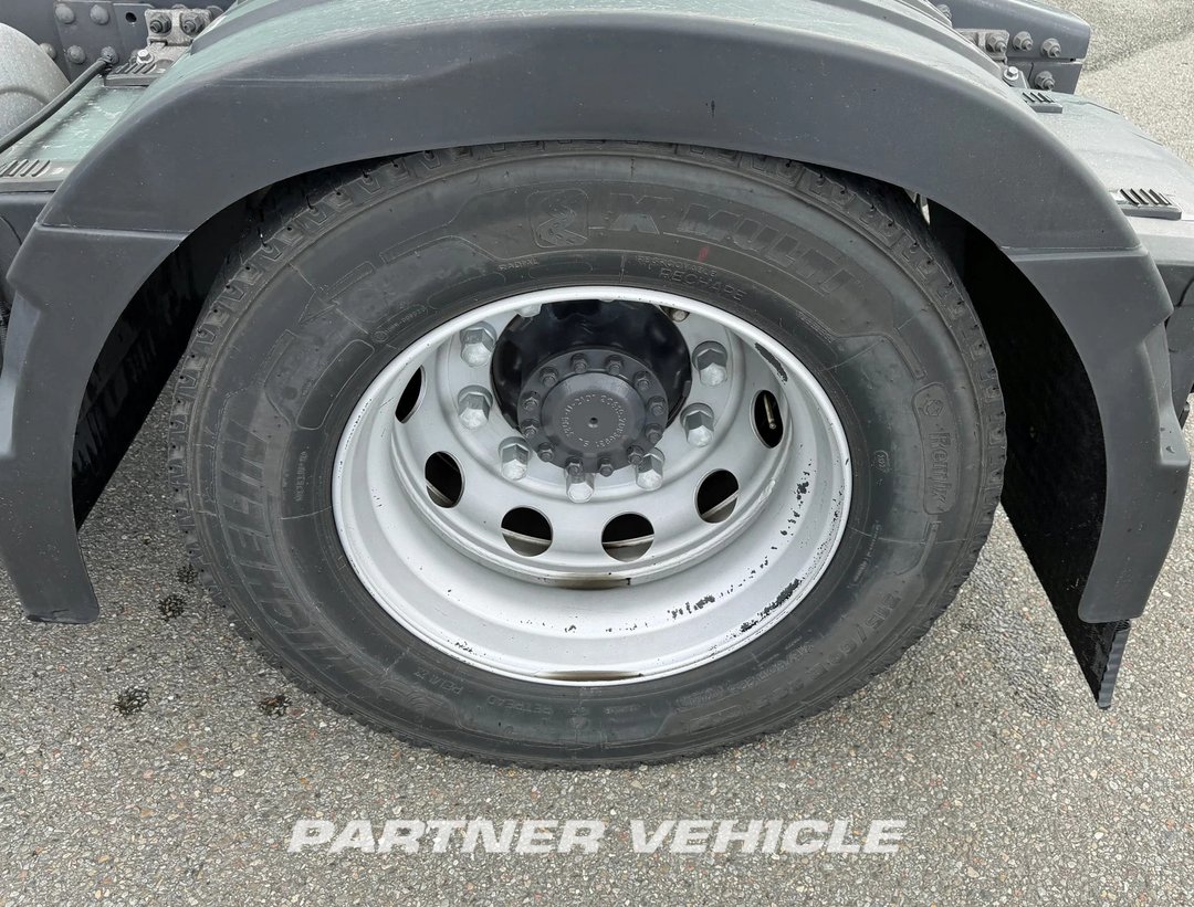 frontLeft : Volvo FM 410 Cap tractor