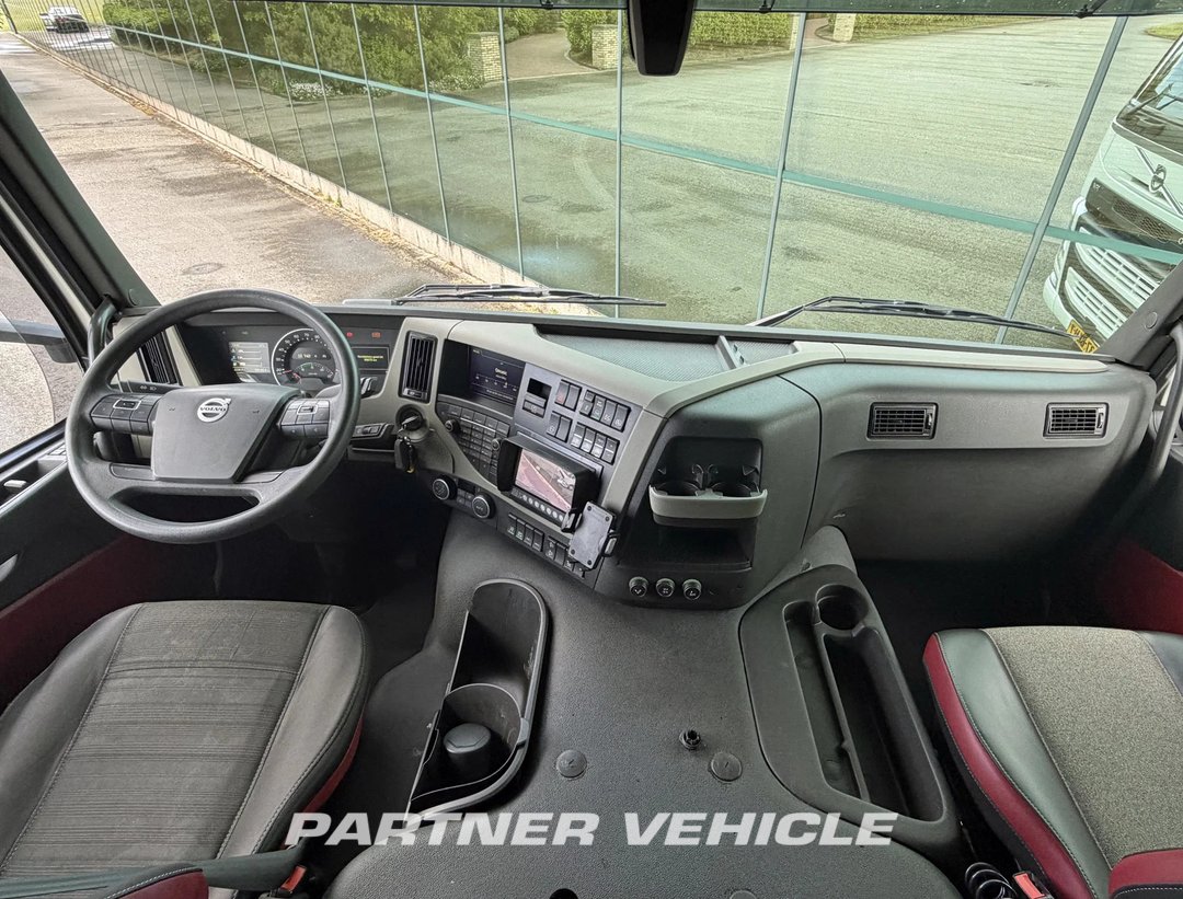 frontLeft : Volvo FM 410 Cap tractor