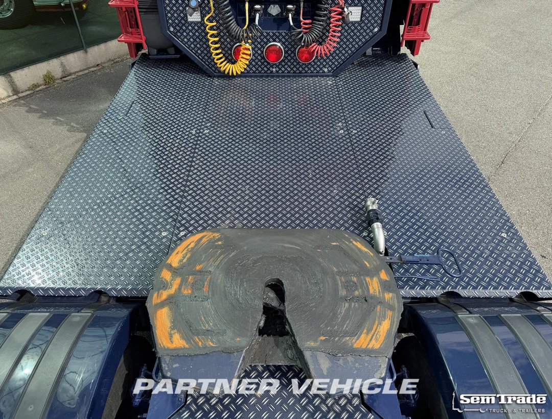 frontLeft : Volvo FH 420 Влекач