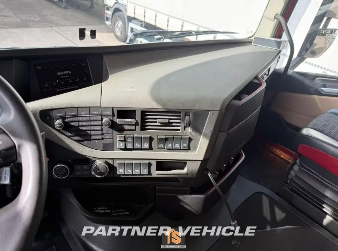 frontLeft : Volvo FH 460 Trekker