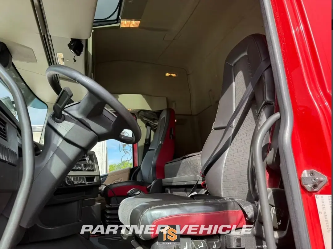frontLeft : Volvo FH 460 Trekker